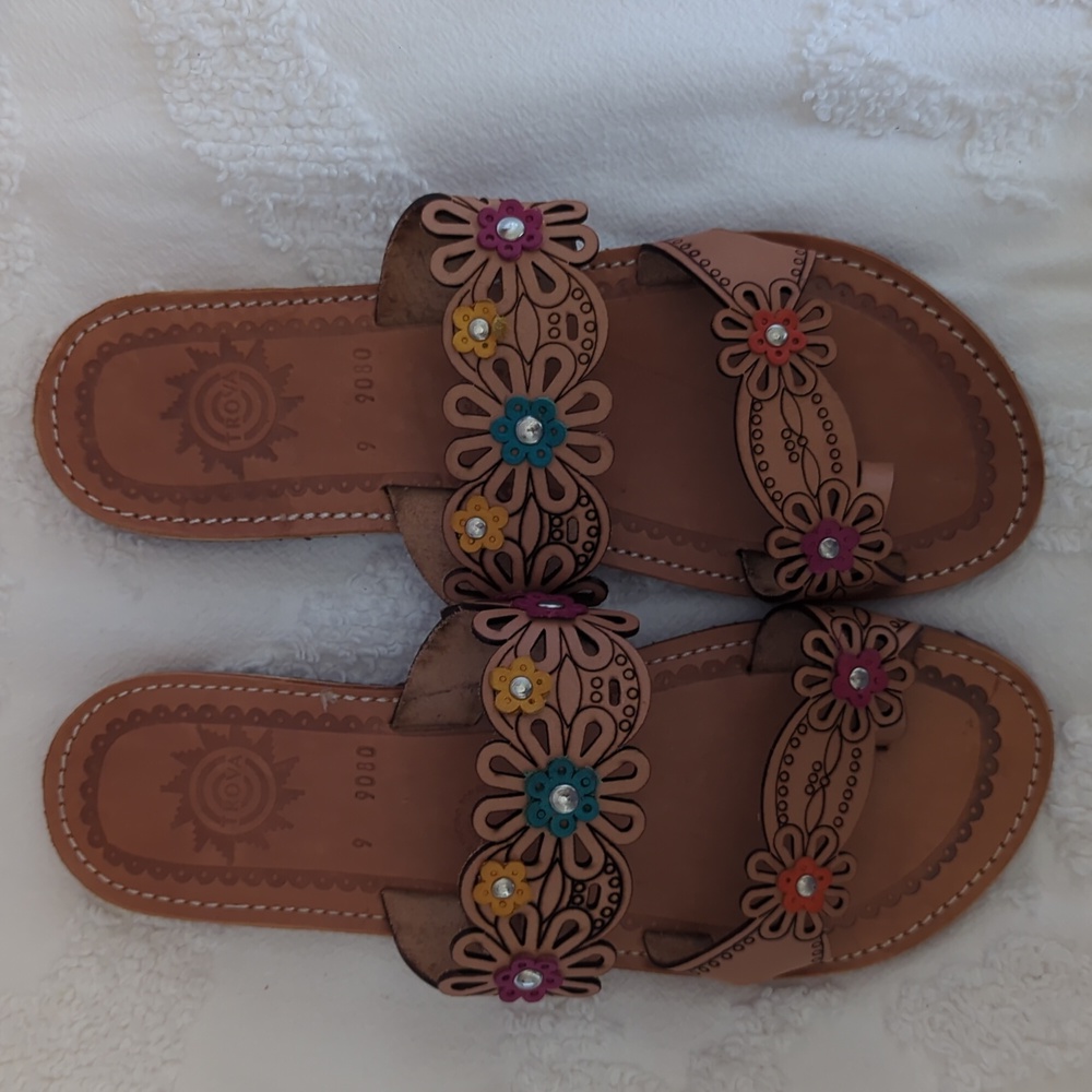 TROVA COLLECTION SANDALS SIZE 9
